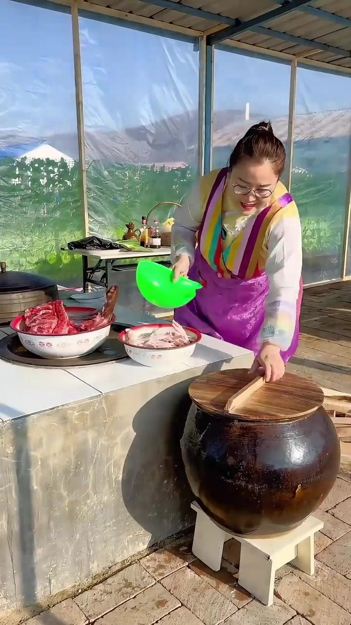 铁锅炖排骨鸡爪，真的好好吃啊