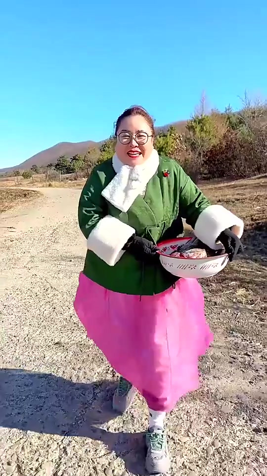 炖上一锅明太鱼辣白菜，再吐一口粉条子，嗄嗄香