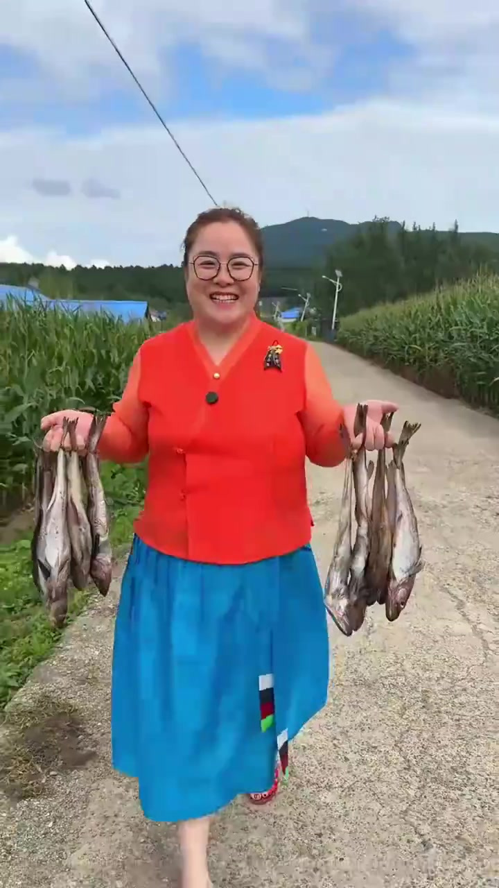 我哥在山那边整了几条明太鱼，我回家用辣白菜给炖上