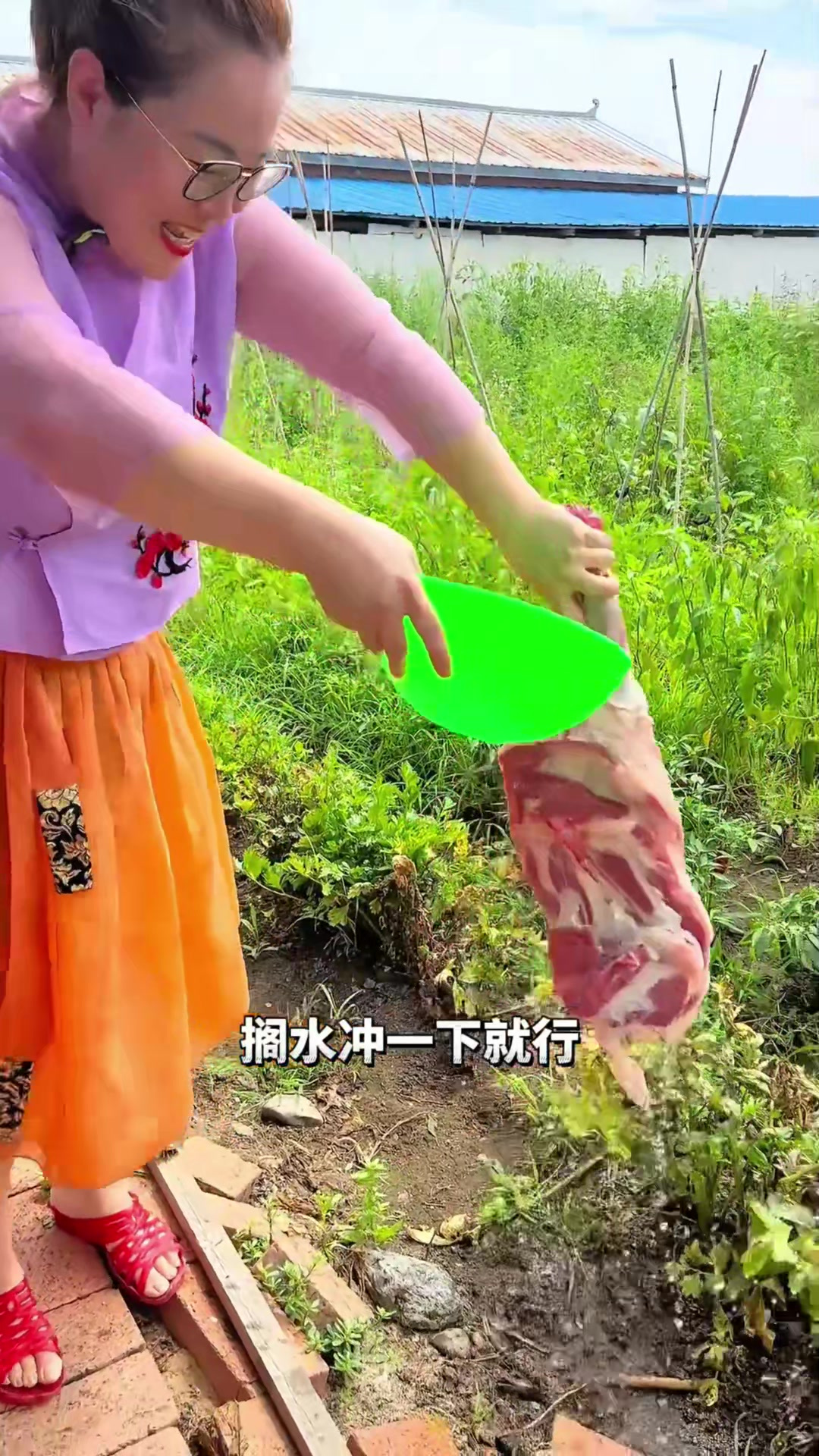 给孩子们安排上一顿烤羊腿,太香了