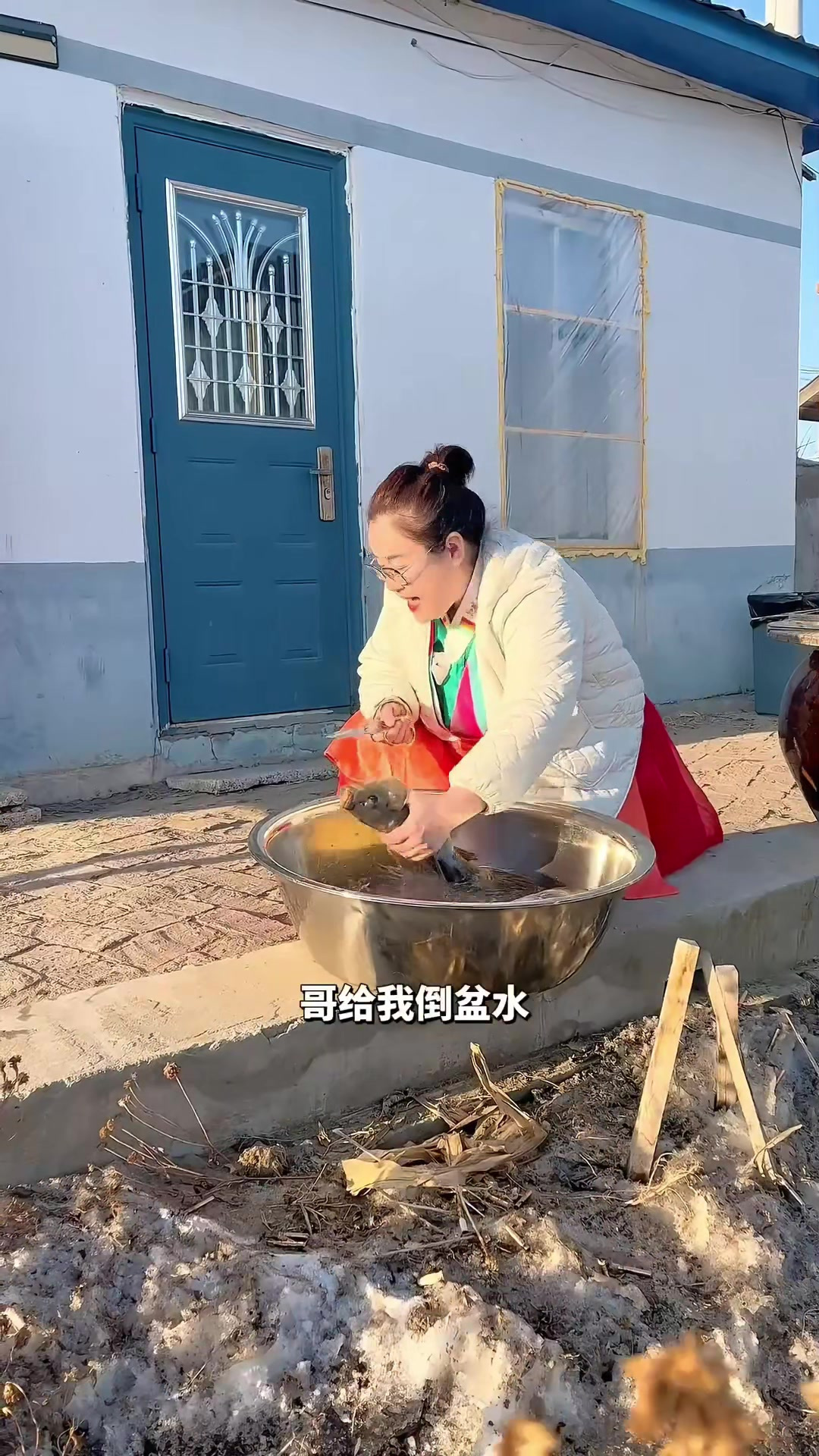 做了一大锅铁锅炖鱼，哥哥帮我忙前忙后的