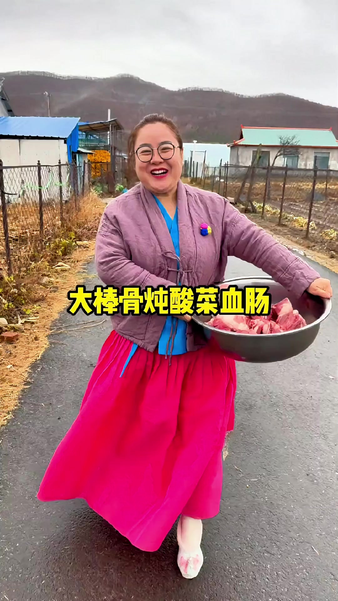 大棒骨炖酸菜血肠，急头白脸的造上一顿