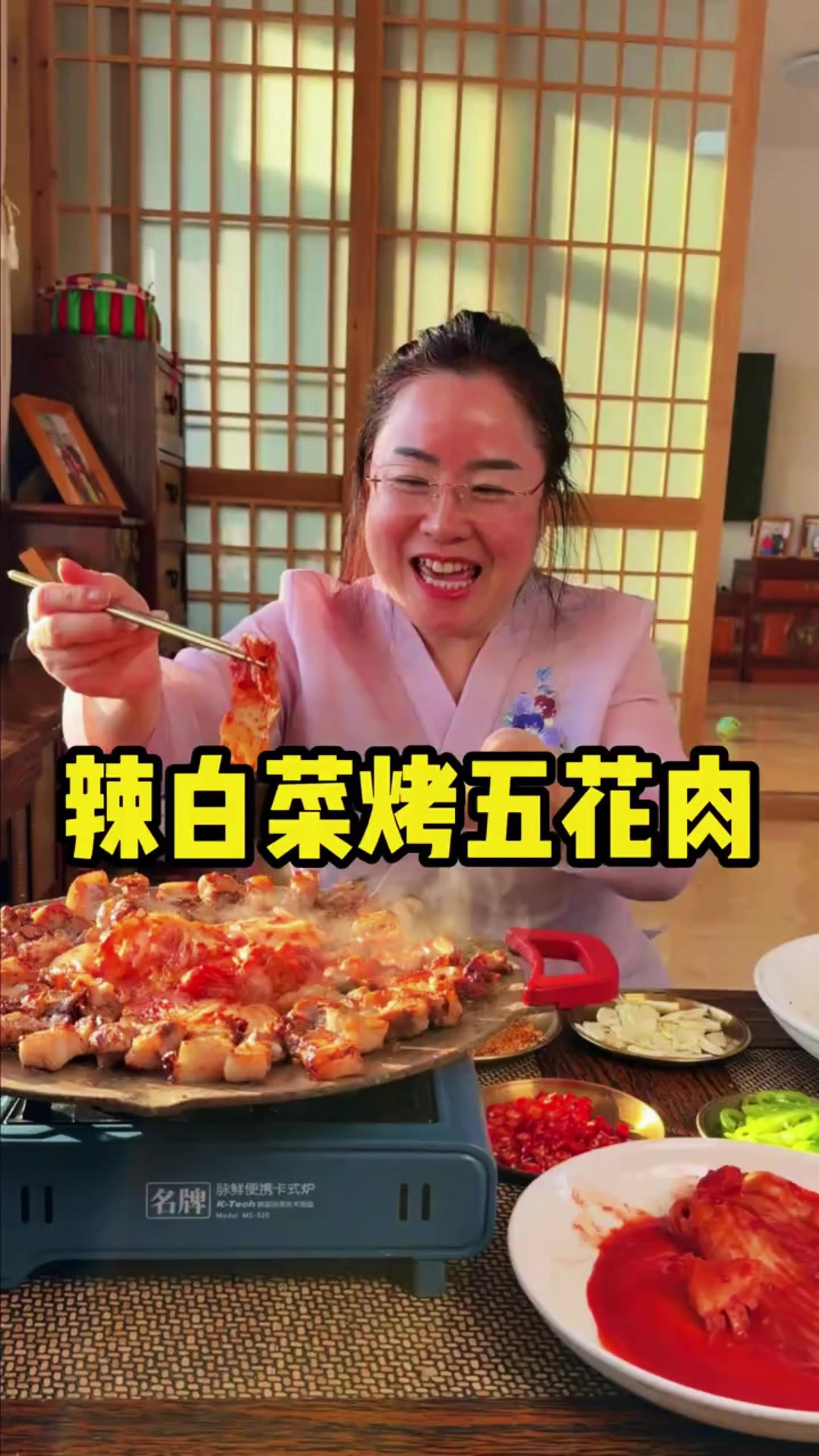 东北猫冬生活，下雪天在炕头一顿辣白菜烤肉太治愈了