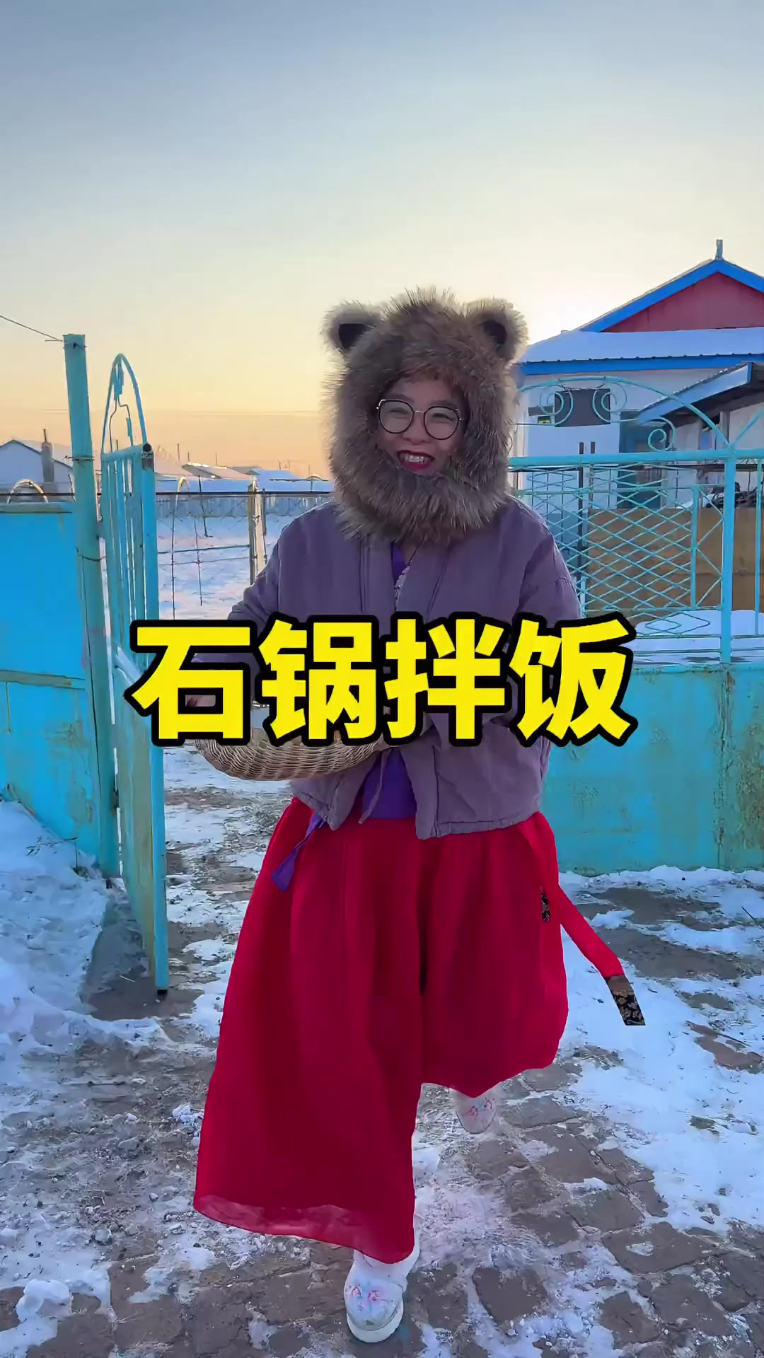 今天我哥给没脱壳的新大米磨了，用新大米做上一锅石锅拌饭