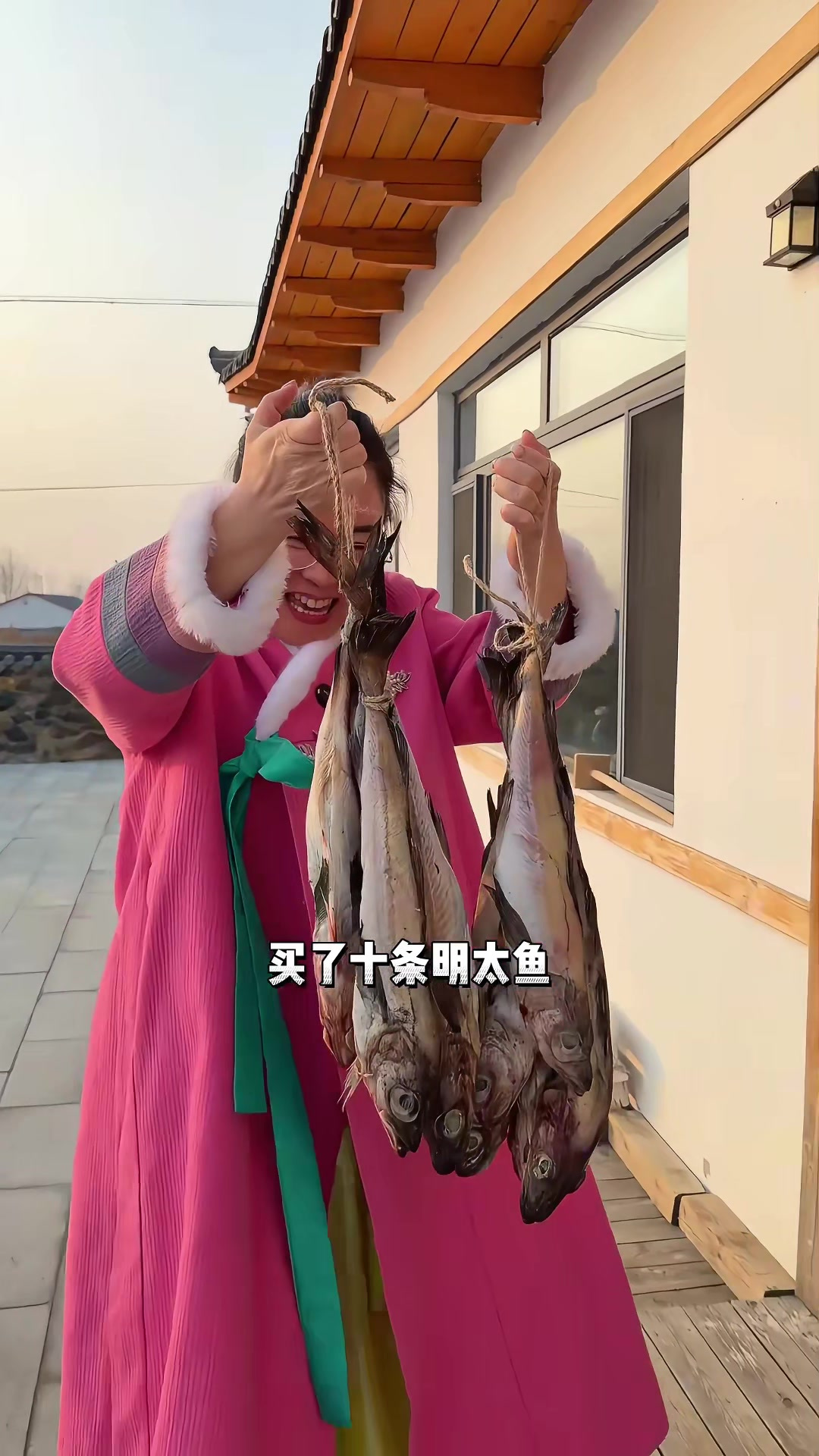 东北猫冬,姑娘说嘴里没味,今天用明太鱼炖冻豆腐辣白菜热乎的