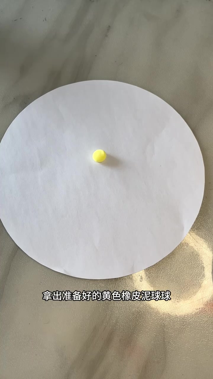 创意手工DIY:用橡皮泥和纸片制作可爱小花朵与小树叶