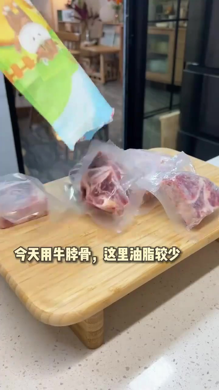 两岁儿子的午餐番茄牛骨汤