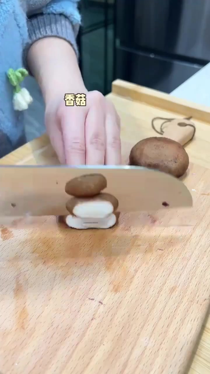和两岁儿子的午餐卤肉饭。母子日常