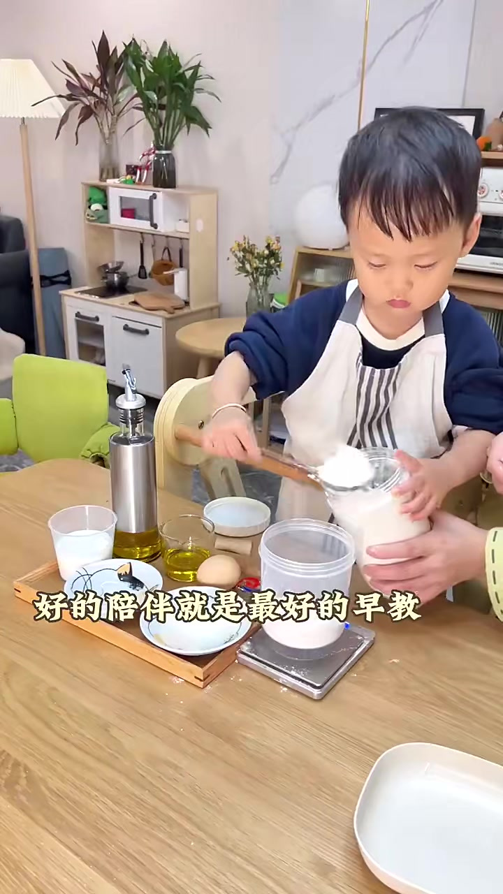 和两岁宝宝一起做饭。橄榄油儿童面包