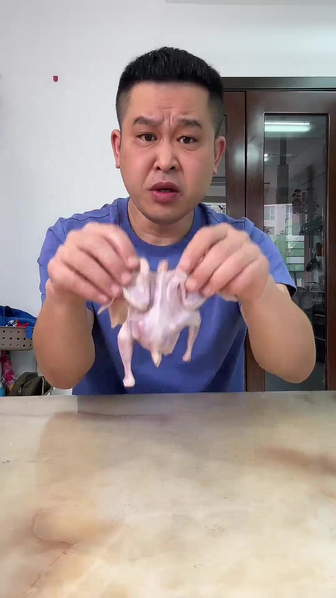 大家来看看这九十九元五只的大公鸡它长啥样吧