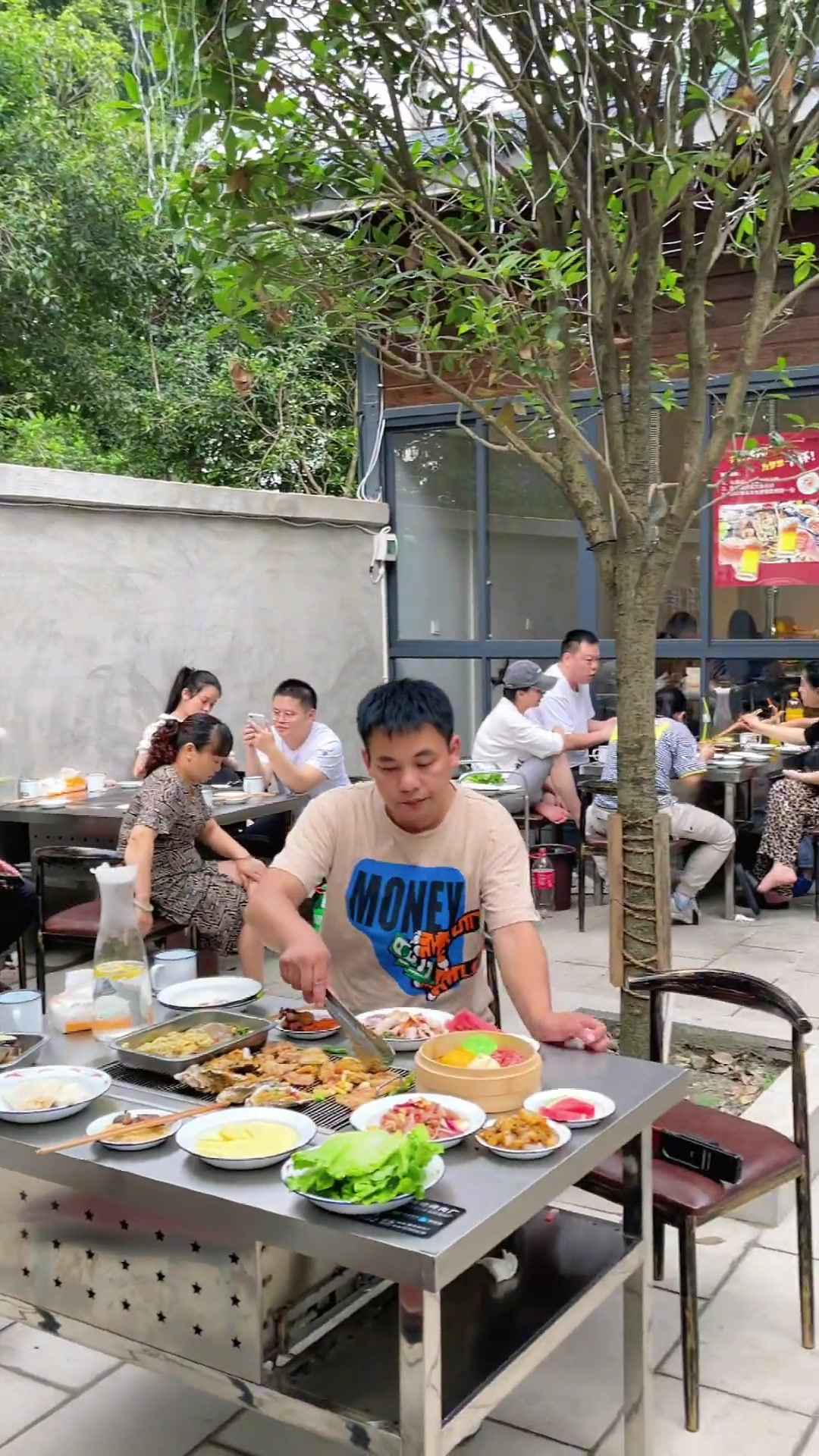 双流这家小院子简直太了,人钧四,五十就整个火盆烧烤,而且全部都是鲜货,这家真心冲