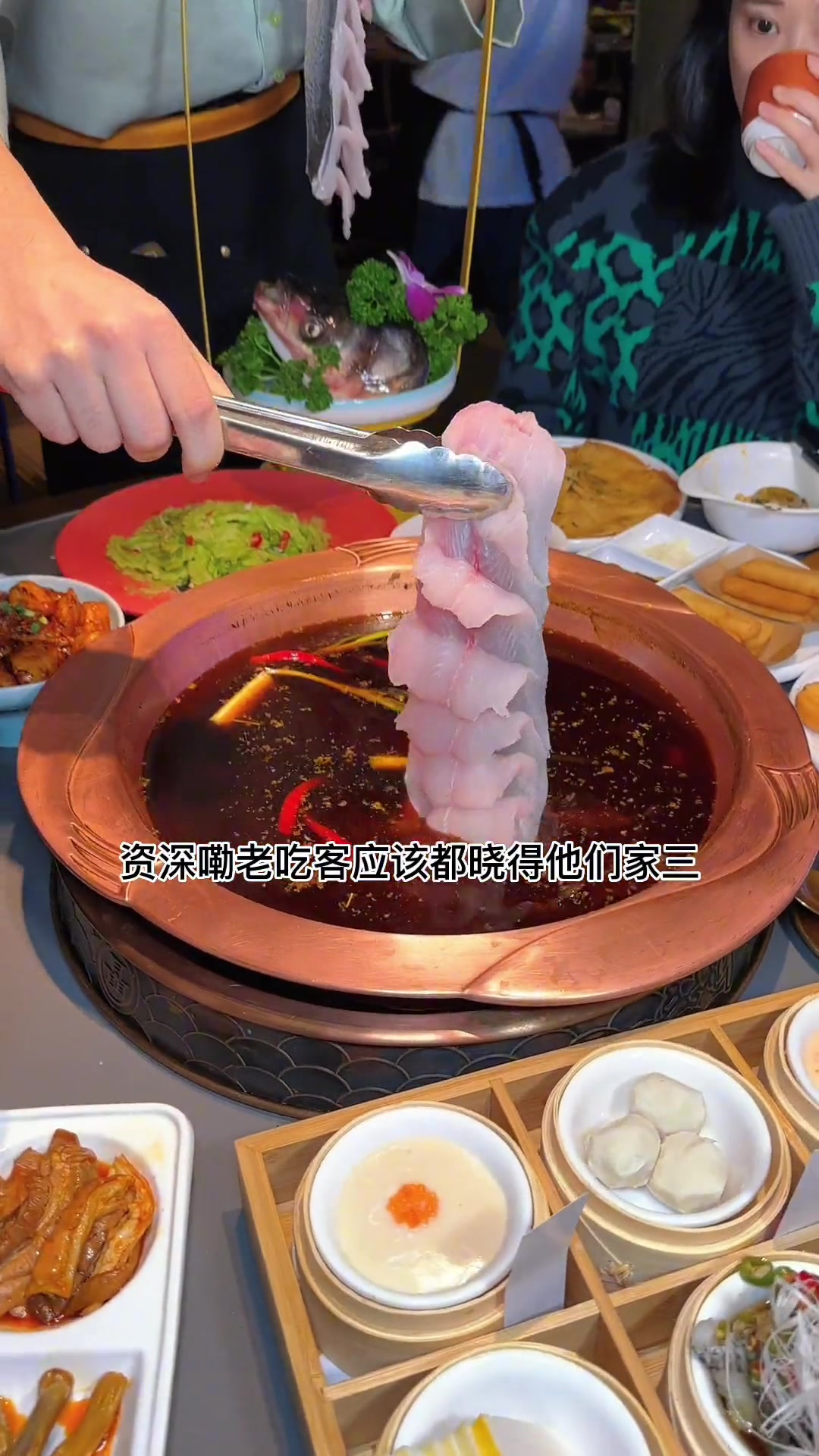 在成都开了25年嘞冷锅鱼,三只耳嘞名气老土著都晓得三,现在环境更是漂亮不是点把点,乖乖些,