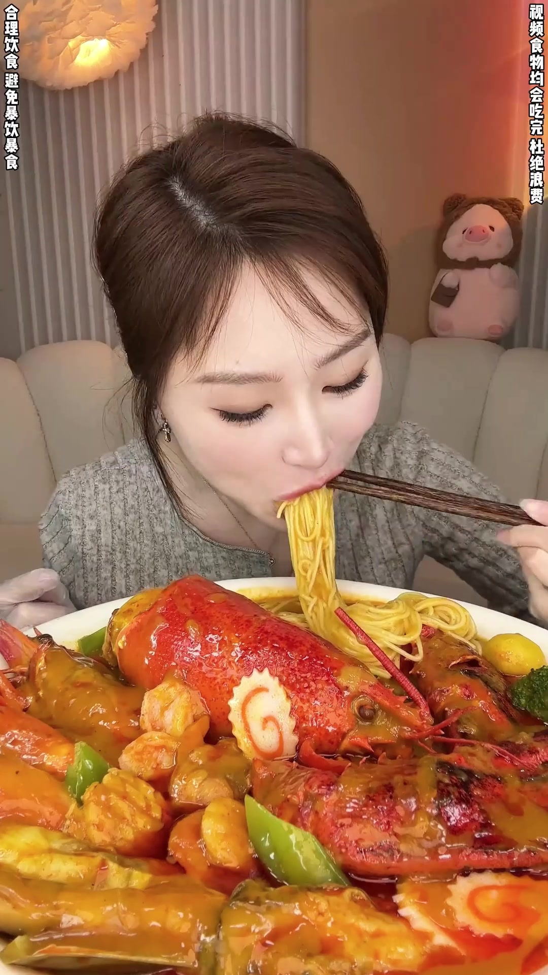 谁也拒绝不了一碗肉比面多的咖喱海鲜面,真的好好好吃啊