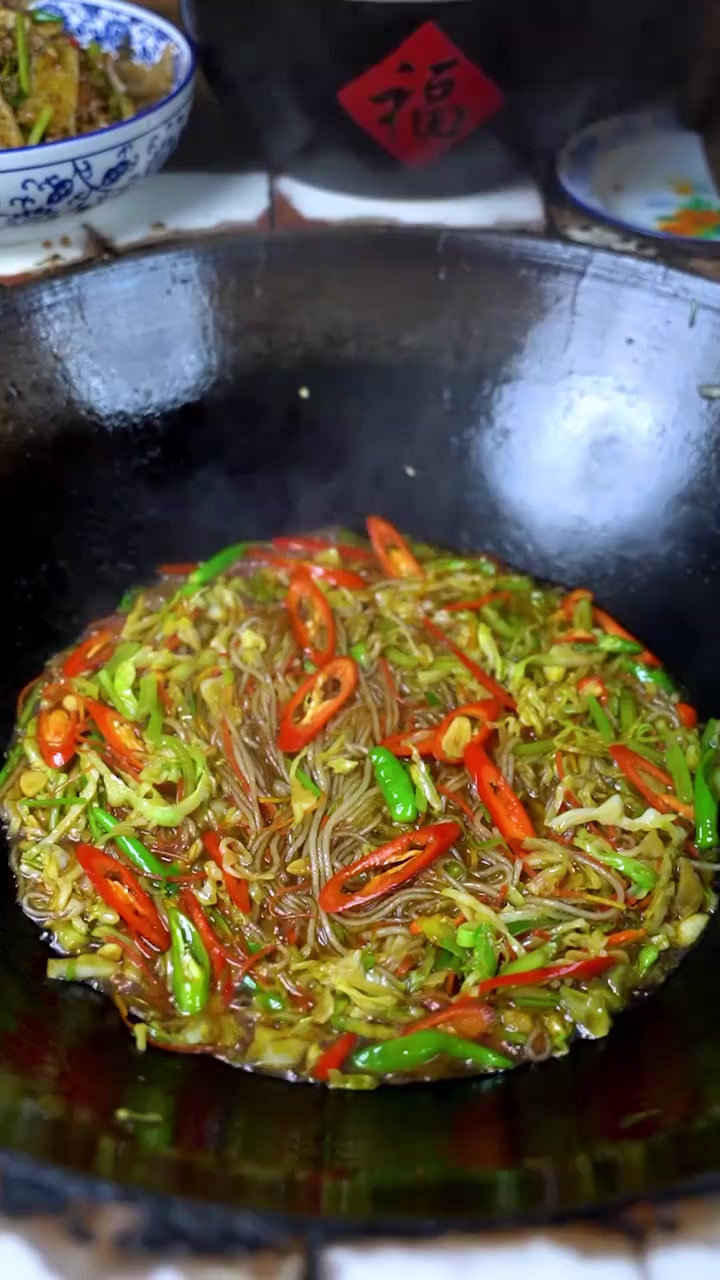 红薯玉米粥，配上酸菜炒魔芋、包菜炒粉条。一口气干了两大碗