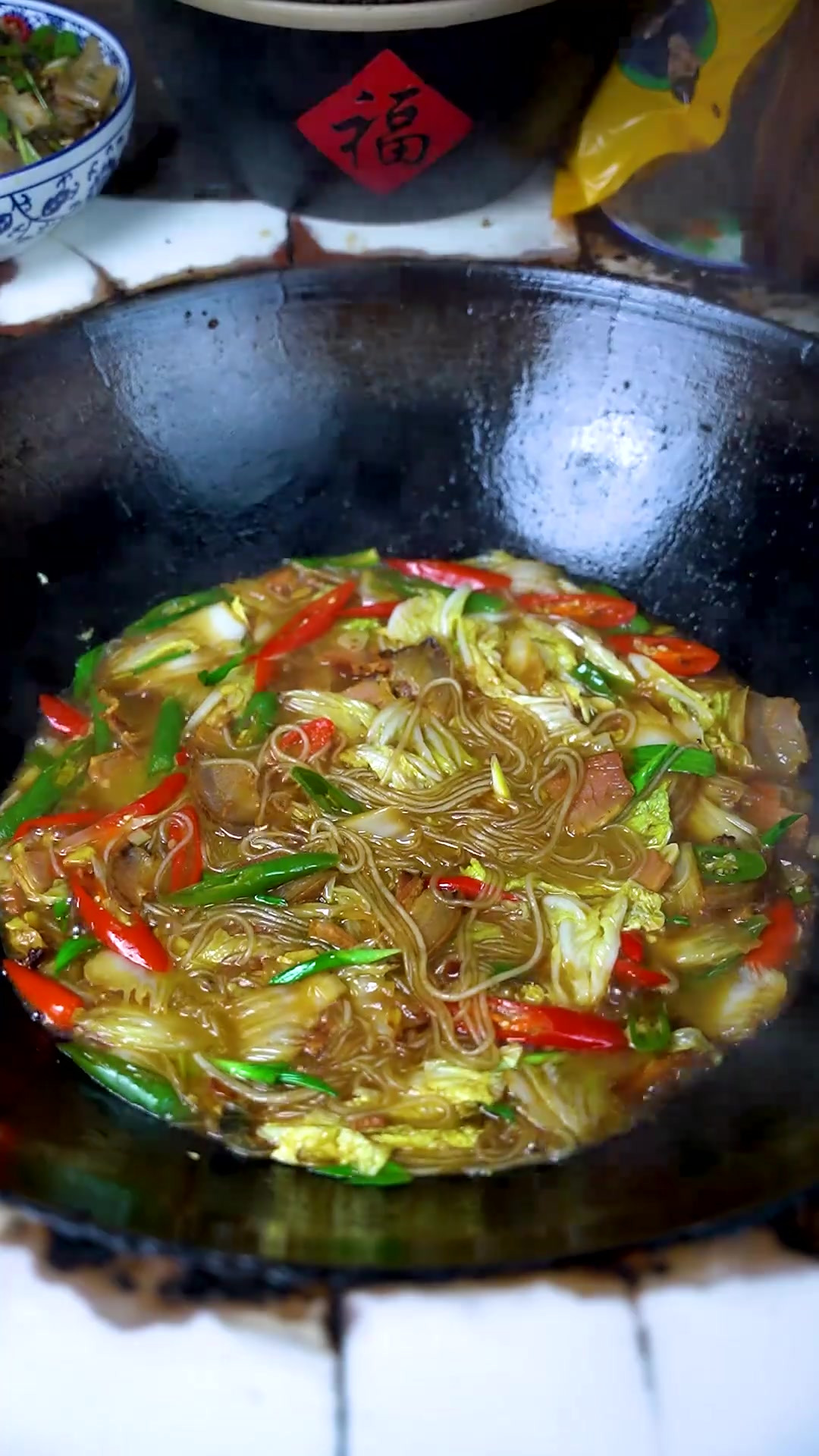 腊肉白菜炖粉条，腊肉的咸香，白菜的青甜，粉条的Q弹滑爽