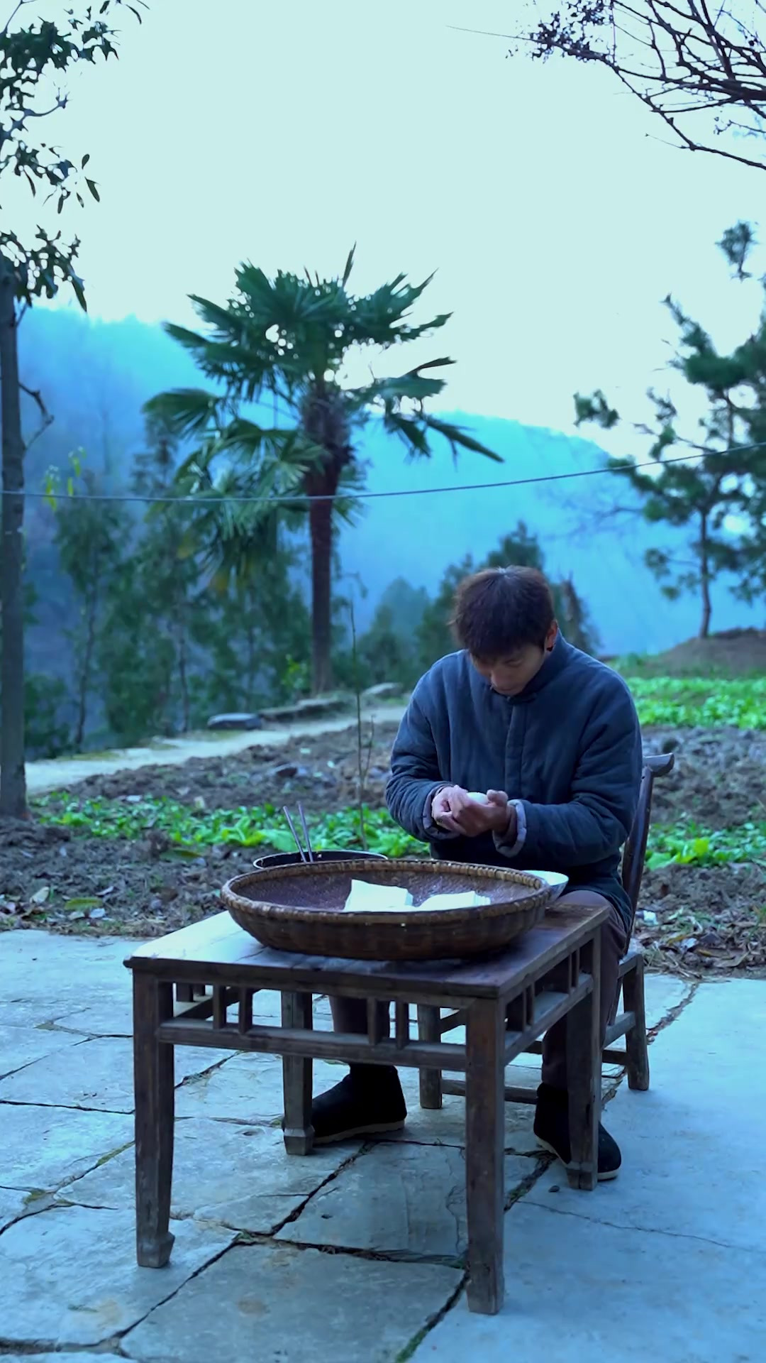 来一碗热气腾腾的饺子温暖身心，薄皮大馅儿包裹着家的味道