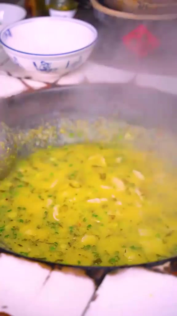 偷个懒。直接用炒好的浆水酸菜做一个糊涂刀削面