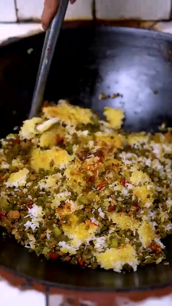 酸豇豆肉末锅巴饭，农村的味道、儿时的回忆