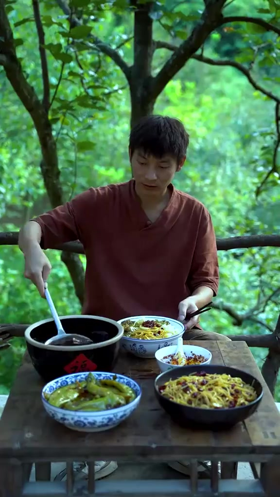 土豆丝拌面配上虎皮青椒，每一口都是儿时最爱的味道