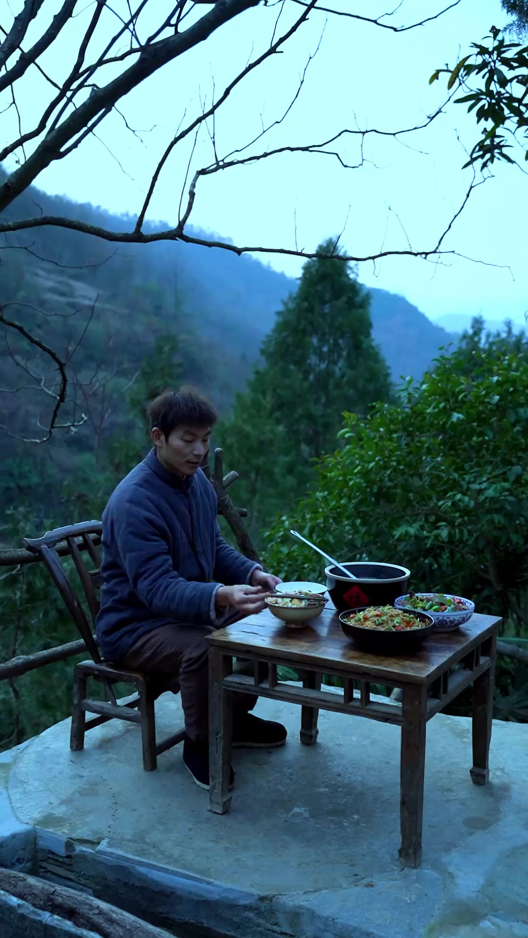蒸一锅焦香的洋芋饭，搭配一道口感Q弹的凉拌粉条