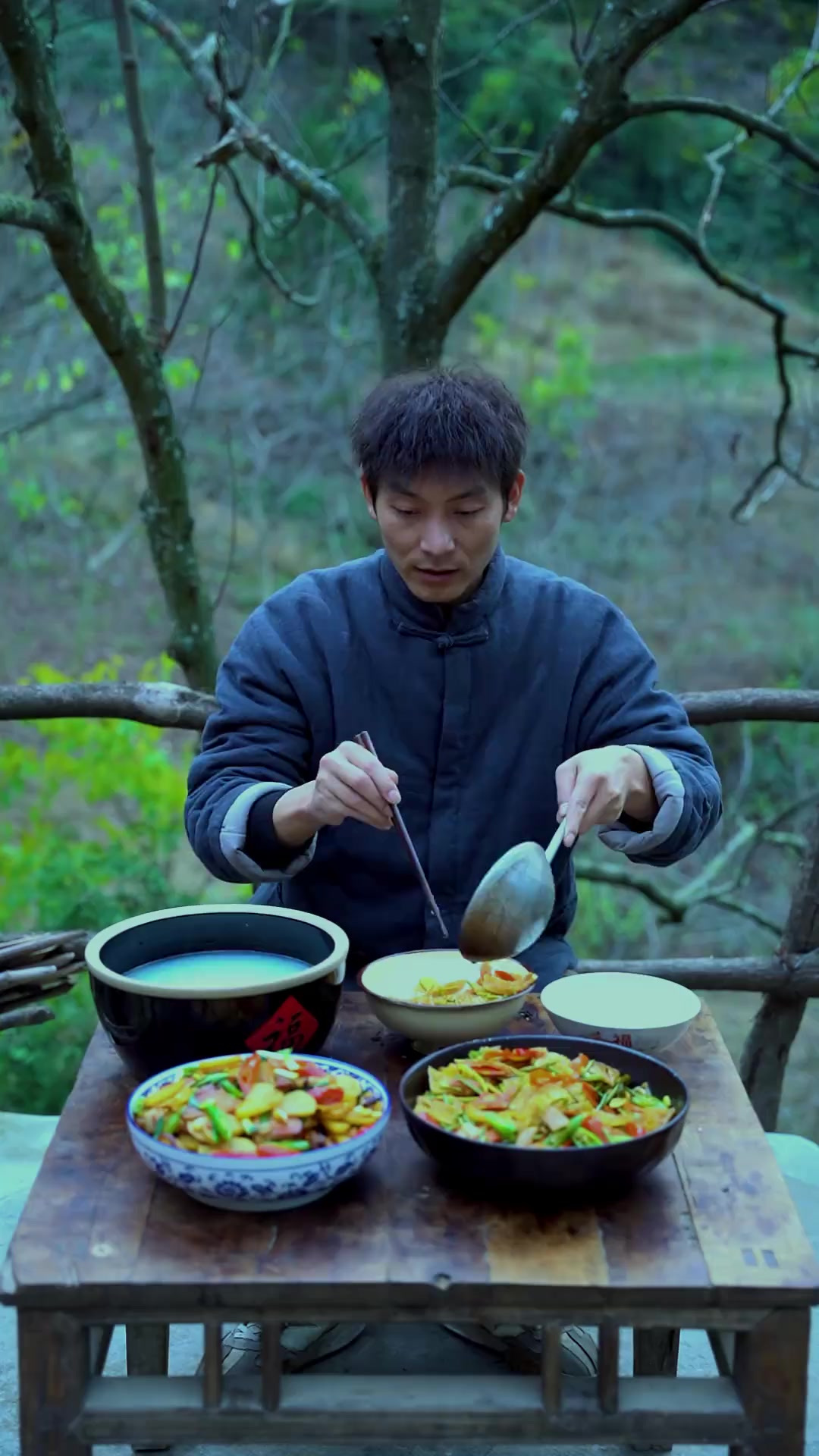 这样厚厚的土豆片跟腊肉一起炒，是小时候很喜欢的一道菜
