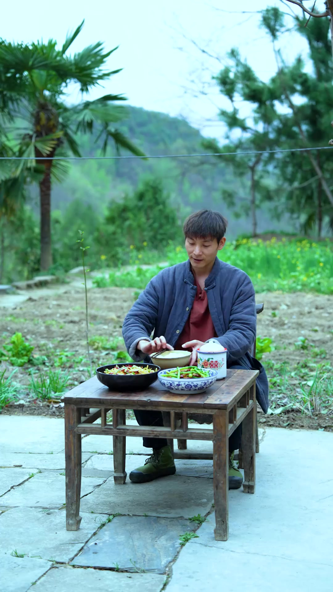 一道吃不腻的炝拌土豆丝，搭配一道新鲜的菜苔炒腊肉