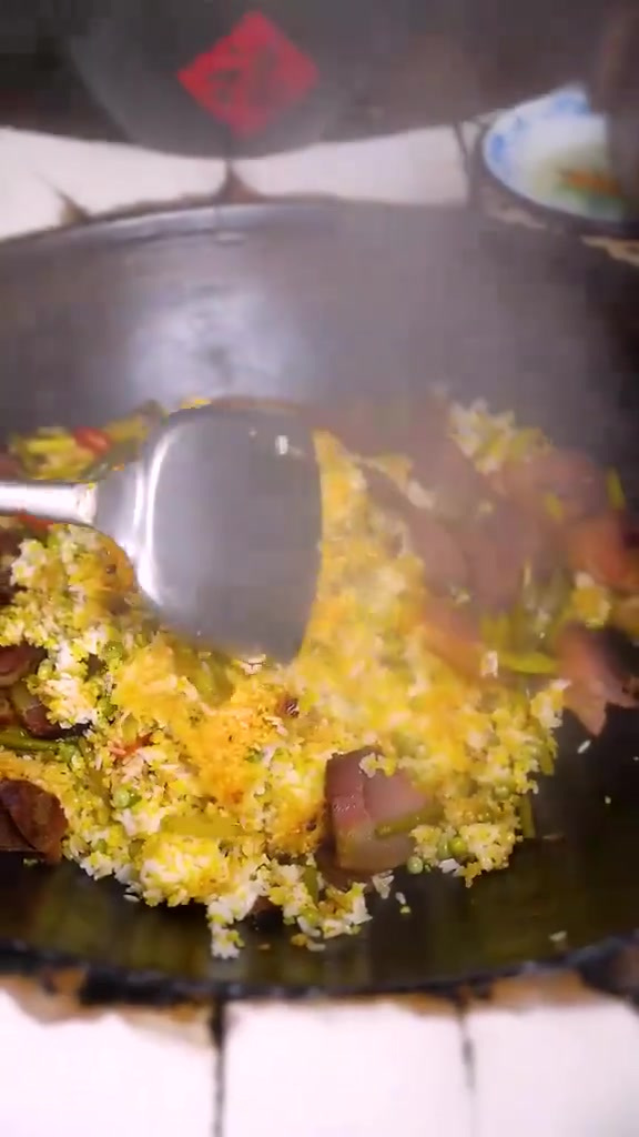 今天就来用我这腊肉腊肠，做个自己最拿手百吃不厌的锅巴饭！