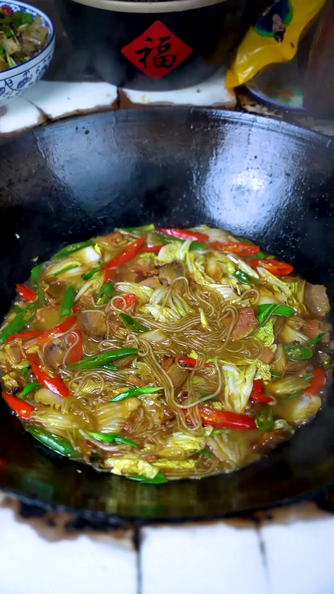 腊肉白菜炖粉条，腊肉的咸香，白菜的青甜，粉条的Q弹滑爽
