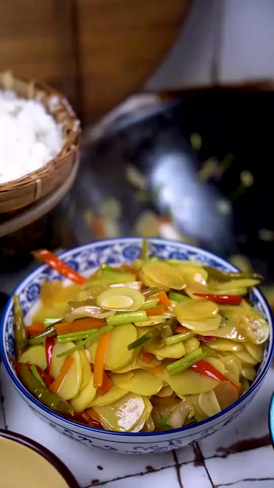 小时候有很多的饭菜都是不喜欢吃，唯独这用酸坛菜炒的土豆片