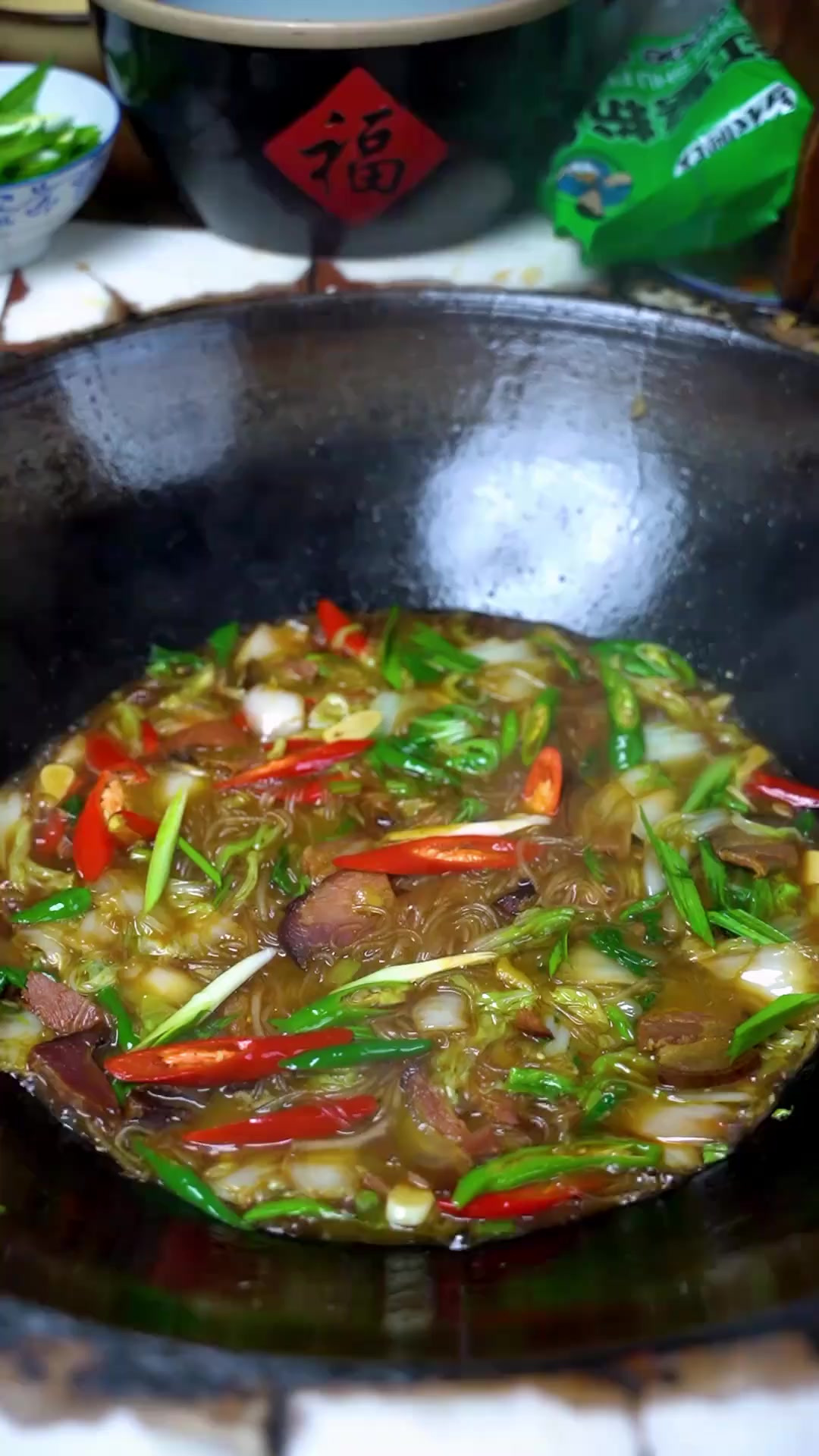 白菜腊肉炖粉条，粉条Q弹味美有韧