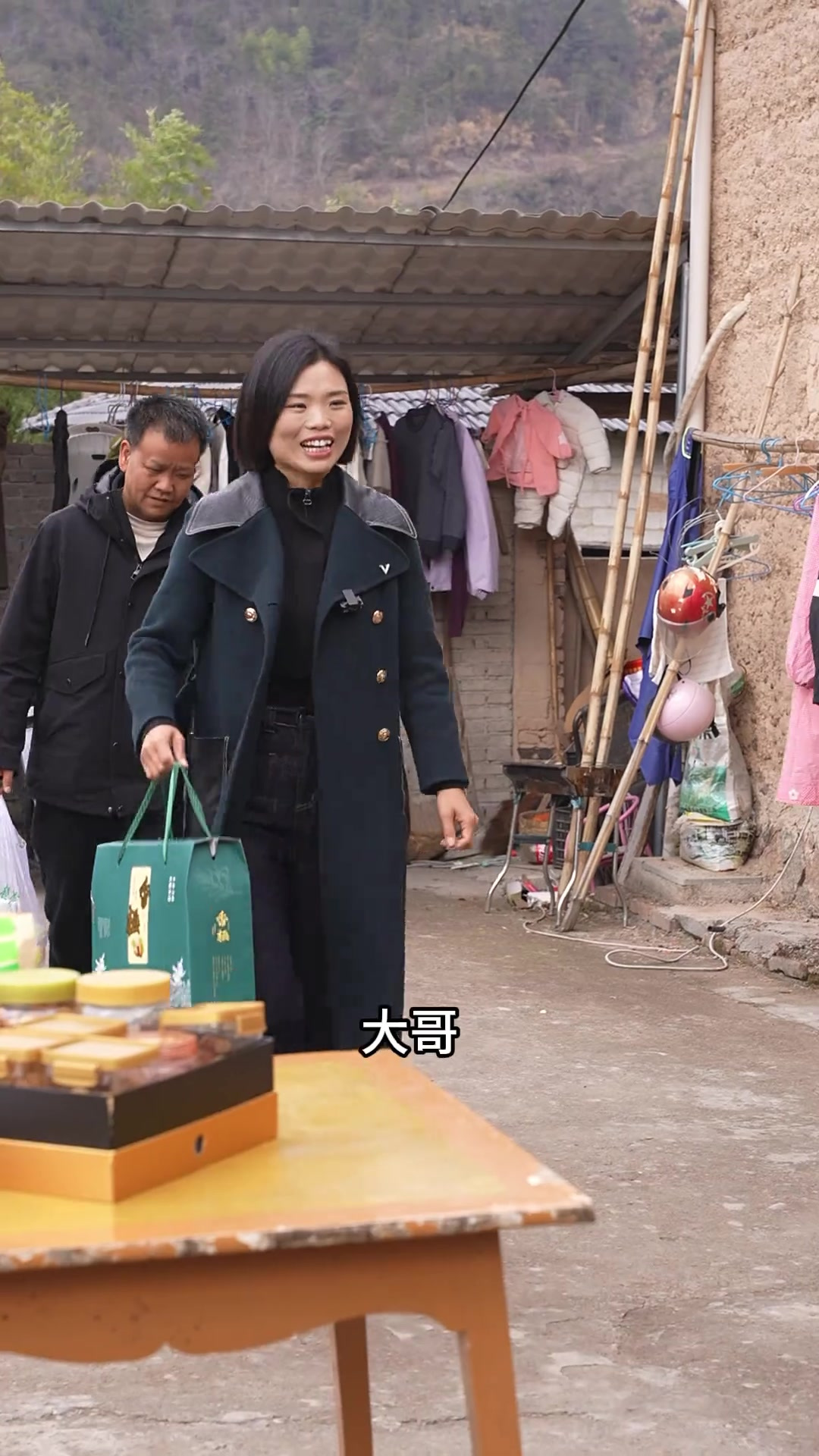 熊终于回来了,家里又热闹起来,全家合力烧了一桌子菜