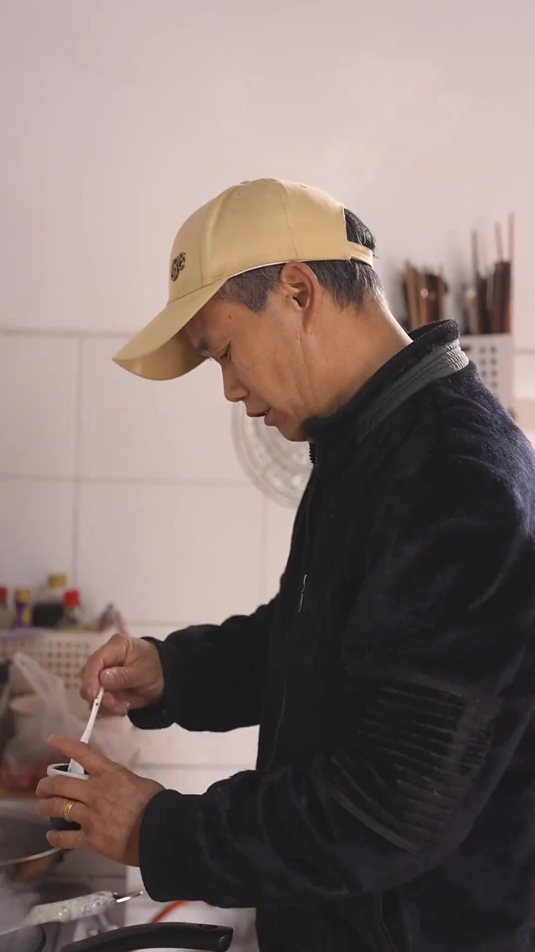 吴桐十八岁生日,全家齐上阵烧了一大桌菜准备了礼物和惊喜