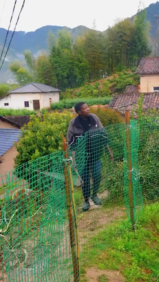 老公送儿子两人来不及吃早饭，今天在家学着做个灌汤小笼包