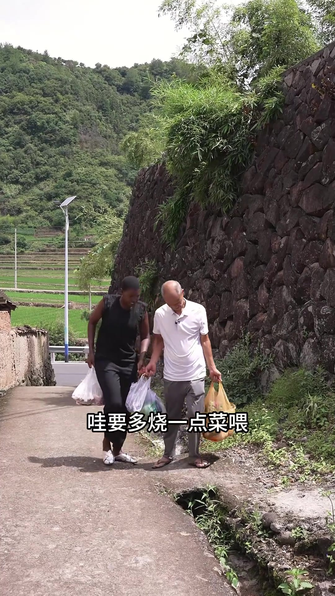 今天茜姐到家里做客，大家齐上阵忙活了一大桌子菜