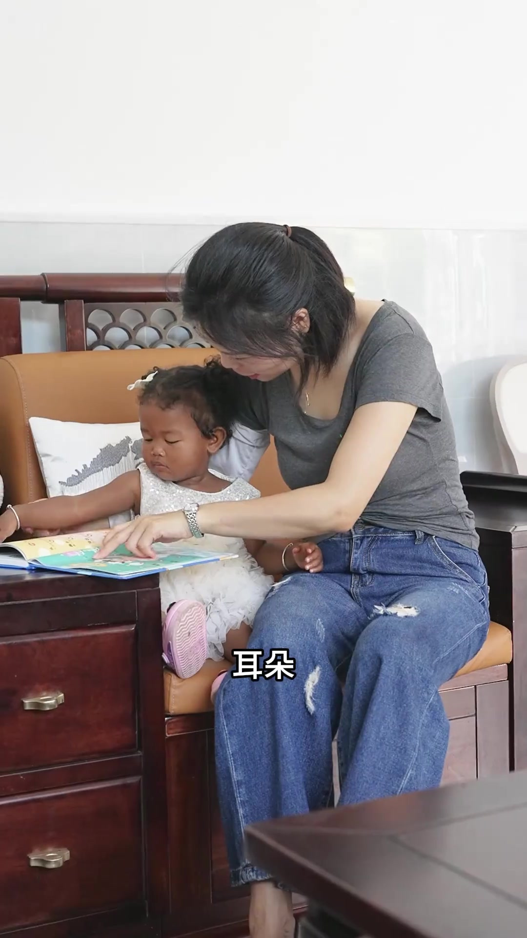 今天熊回家吃饭，带她去地里转了转摘了些自家种的新鲜蔬菜