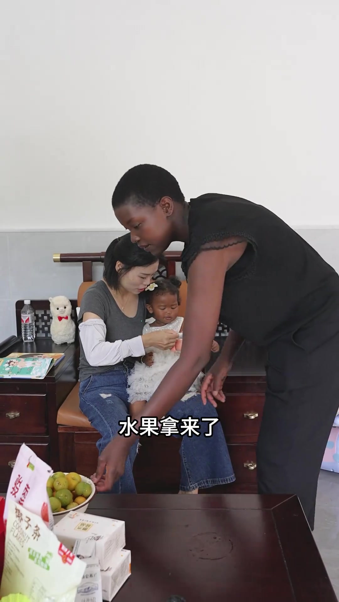 今天熊回家吃饭，带她去地里转了转摘了些自家种的新鲜蔬菜