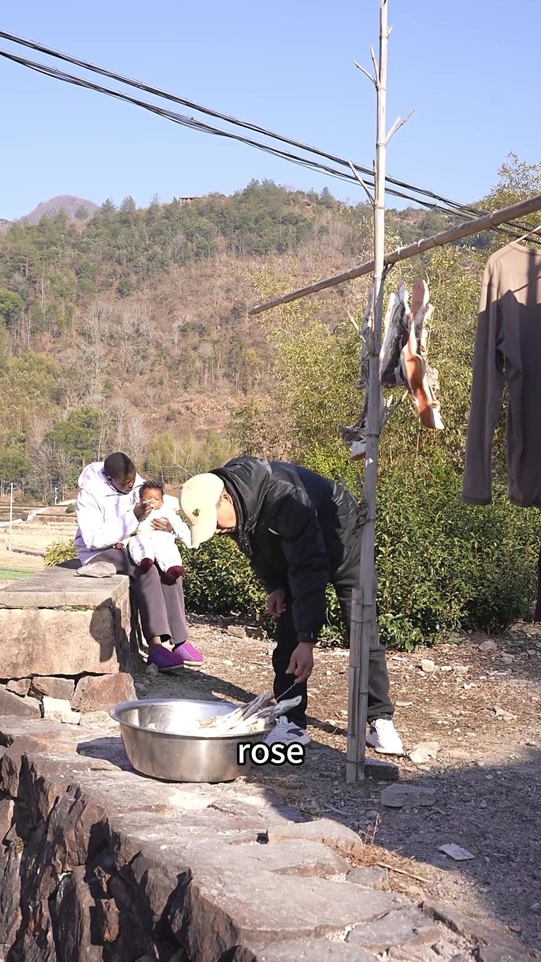 剩了好些肉，趁这段时间都是艳阳天，做成腊肠晒起来吃