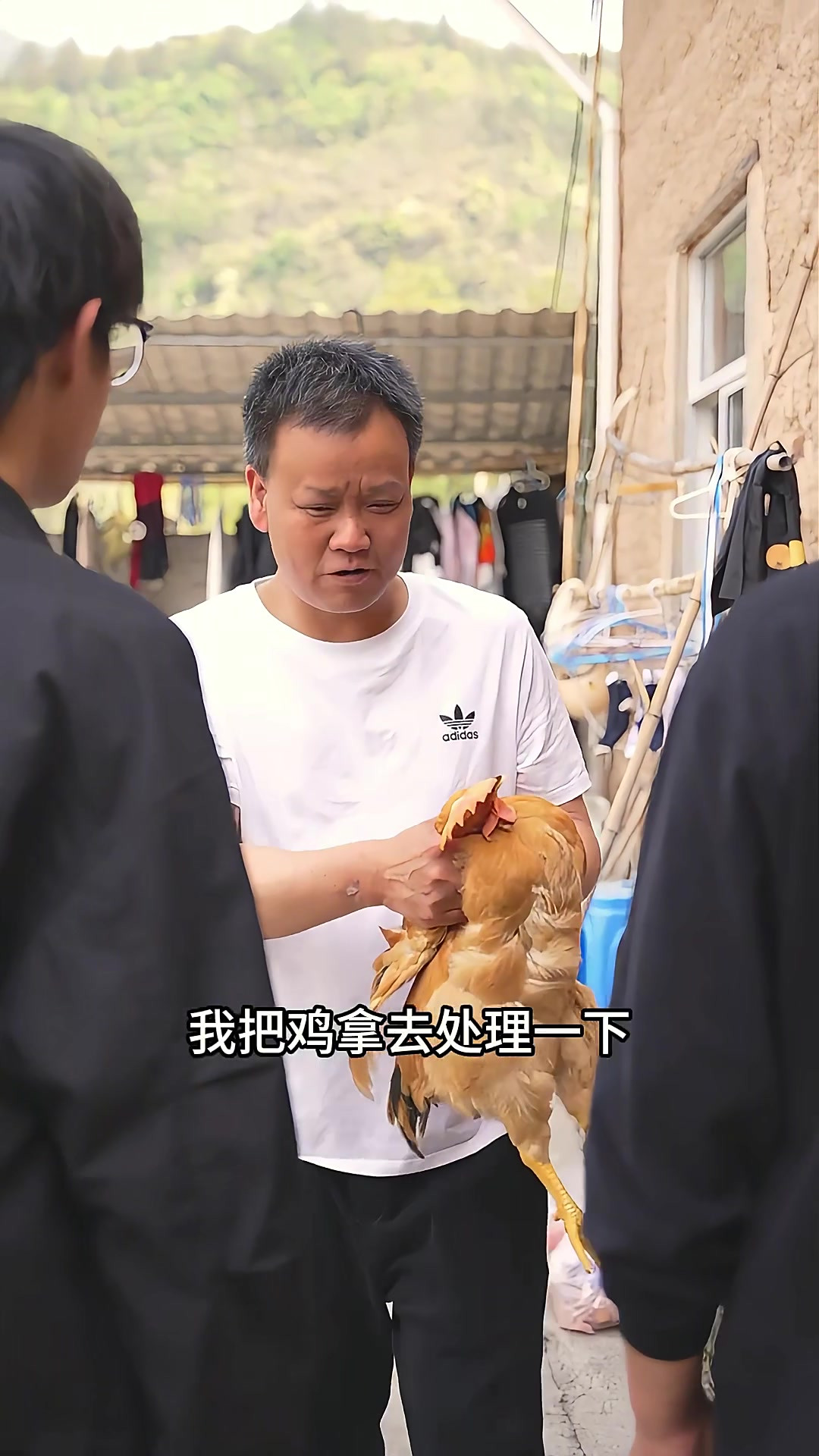 今天有口福咯，老三抓了只鸡回来，烧了一锅满满当当的地锅鸡