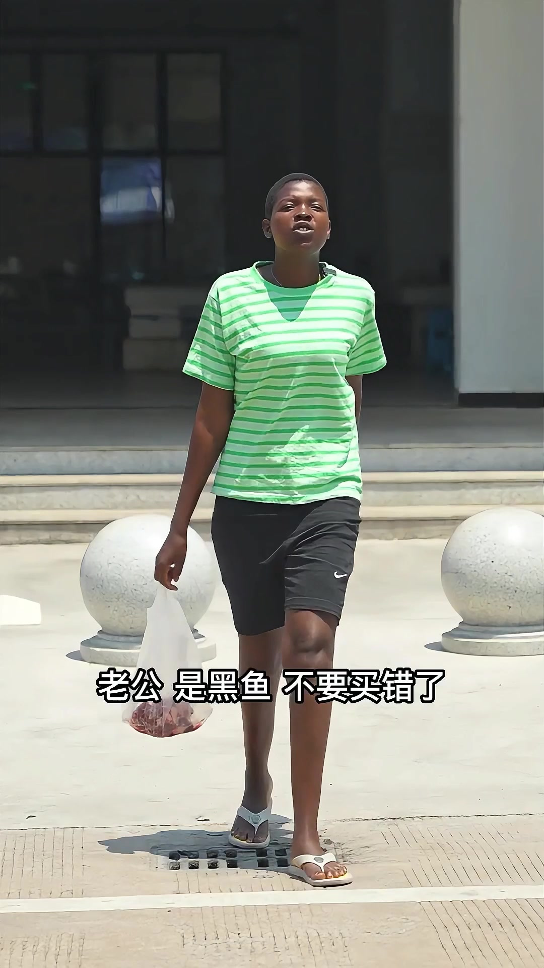 猪头骨熬出来的汤,黑鱼汆水,牛肉炸香,配上西红柿酸菜汤,很香