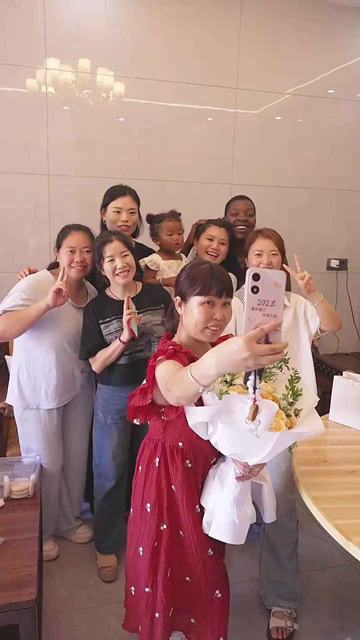 罗梅的生日到啦！今天和几个姐妹们烧了一桌好菜，准备了蛋糕礼物