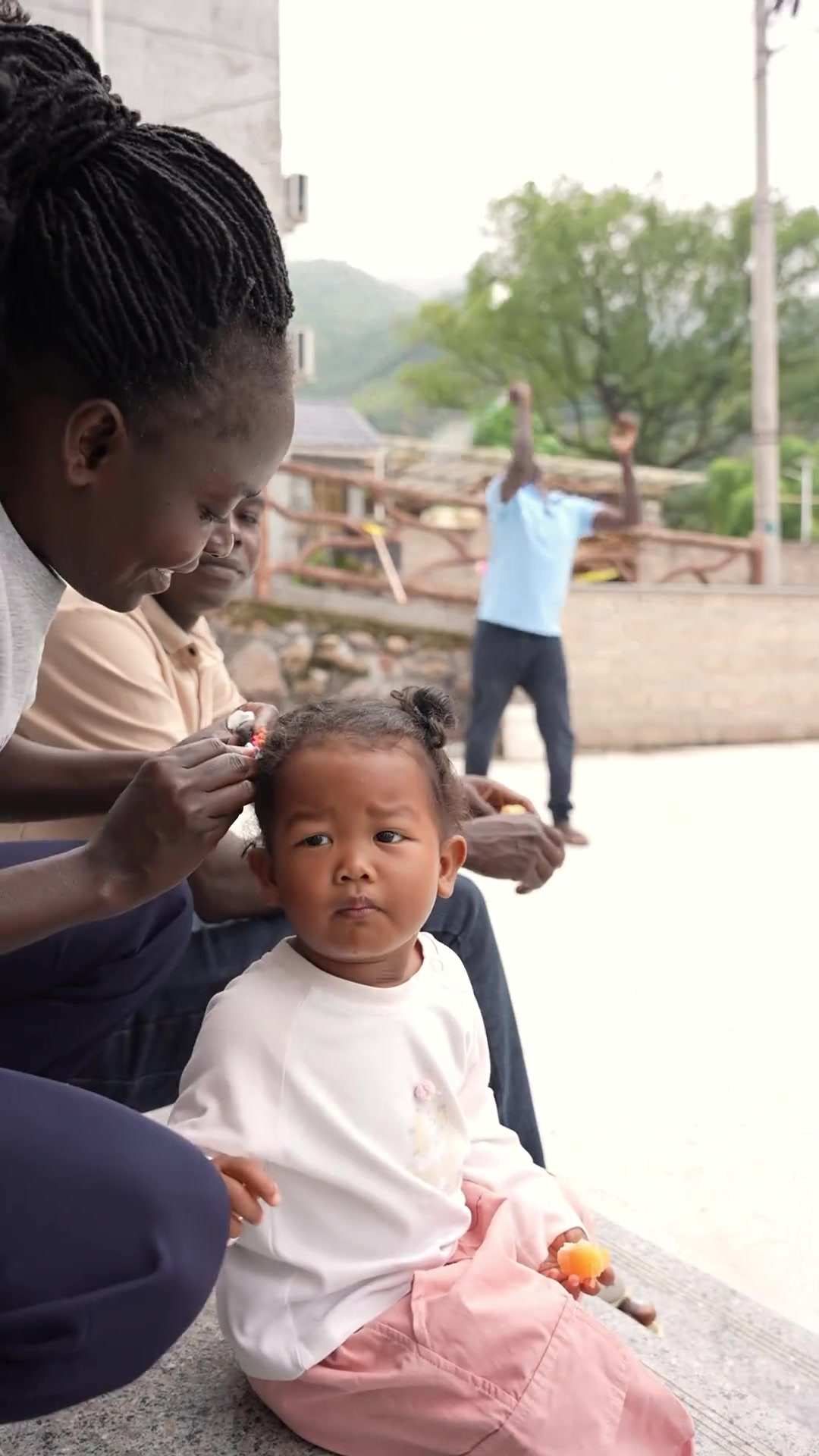 今天家里包饺子，带着哥哥姐姐包了一大盘，看着模样还怪端正嘞
