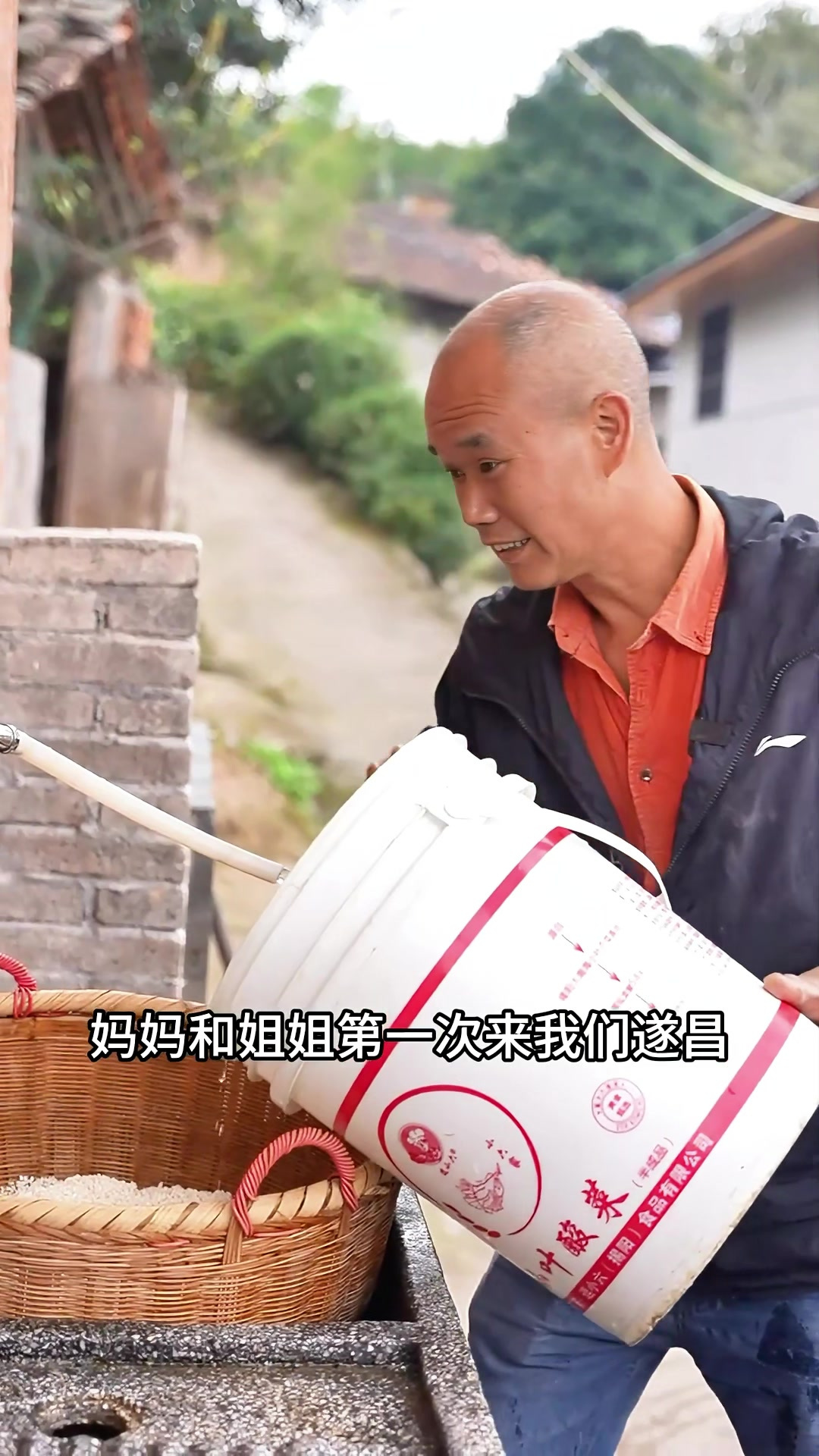 妈妈和姐姐第一次吃麻糍，直夸中国菜太美味了