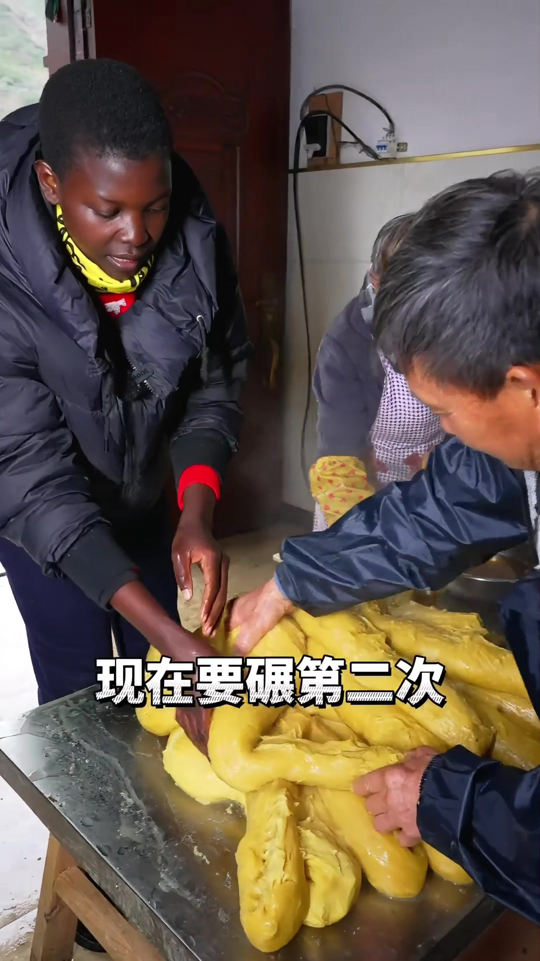 黄米粿口感软糯弹有嚼劲，还有淡淡的草木香！比白年糕还好吃