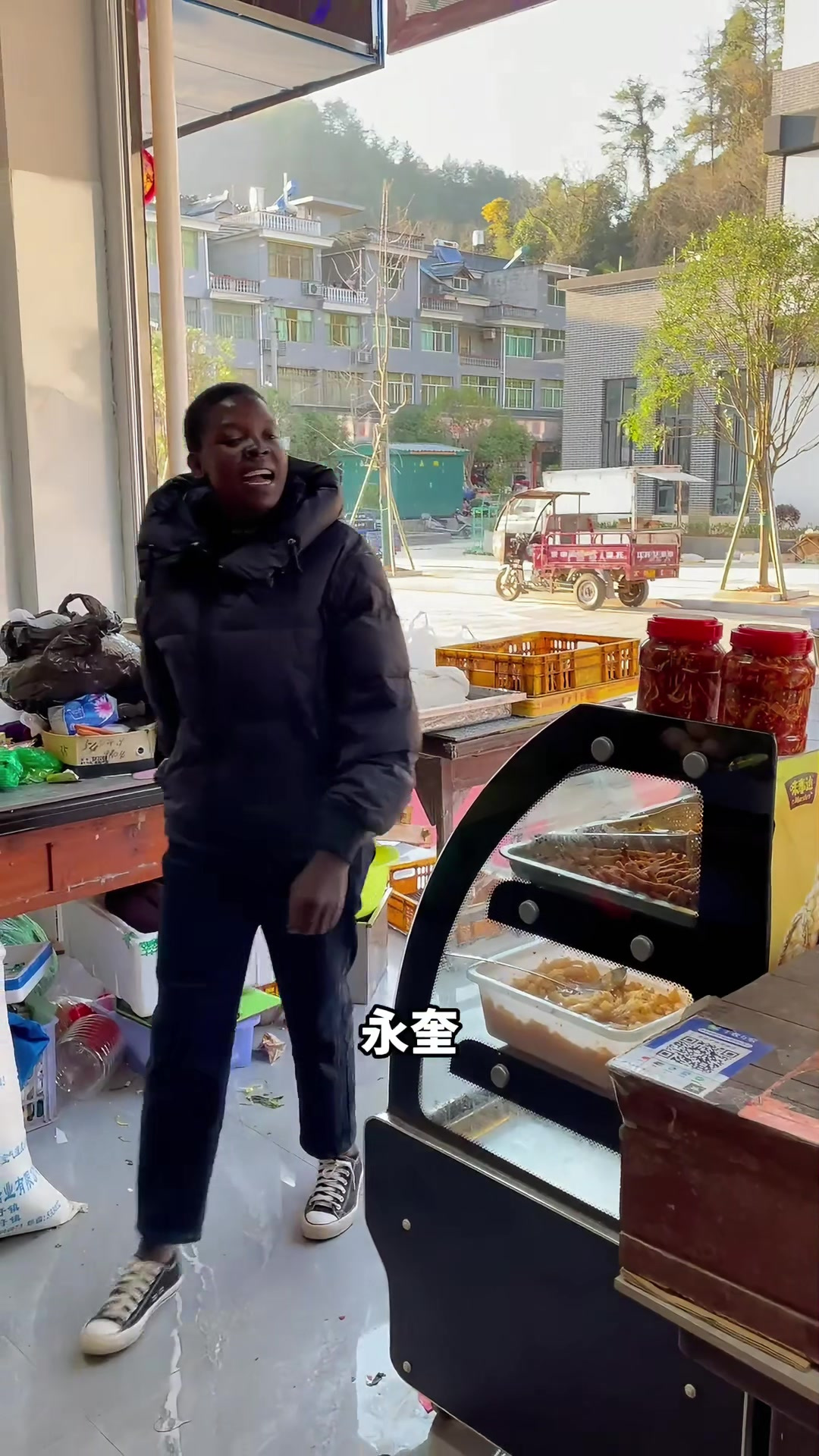 腌好的腊肠已经开始滴油了，一口一口真是越吃越香！