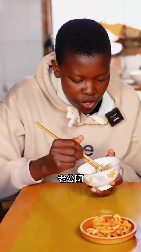 今天在家做个家庭版鱼豆腐，鱼肉满满，鲜美弹爽，过足一把瘾！