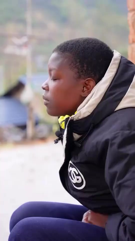 之前剩下的驴尾巴和驴耳朵，和老公两个人在家简单的做个驴肉火烧