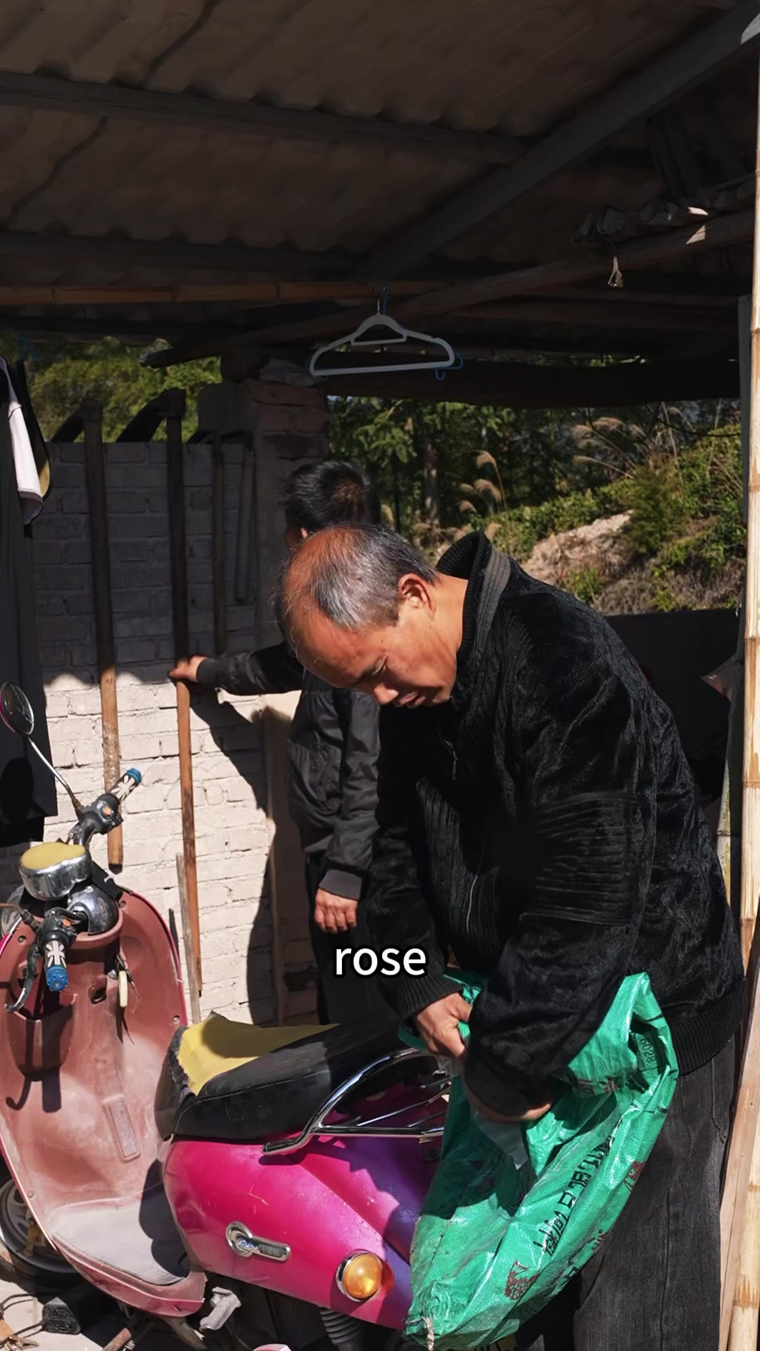 两兄弟上山挖了一点，回家炖了锅酸菜冬笋排骨