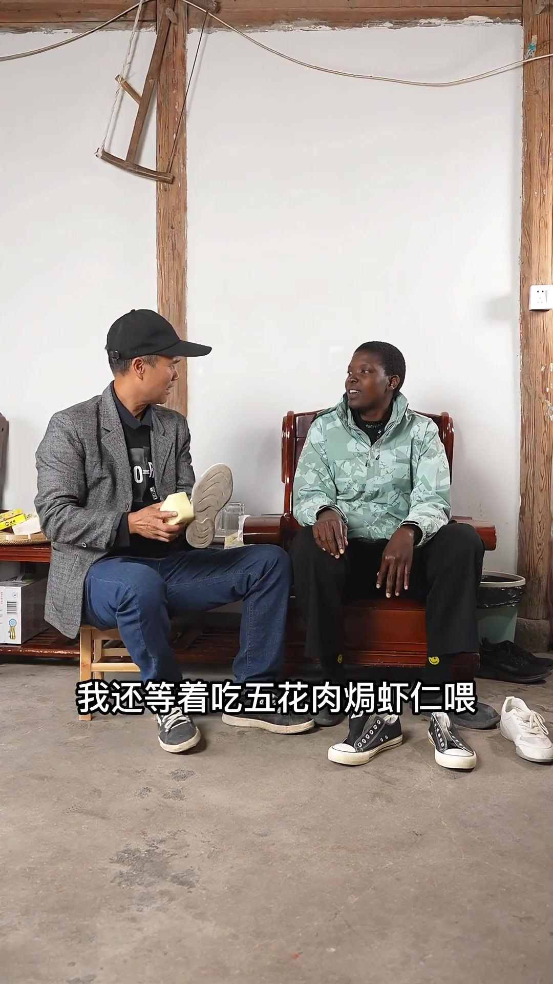 奶茶~配上煎得金黄油润的五花肉和焦香脆嫩的虾仁