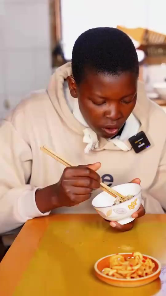 今天在家做个家庭版鱼豆腐，鱼肉满满，鲜美弹爽，过足一把瘾！