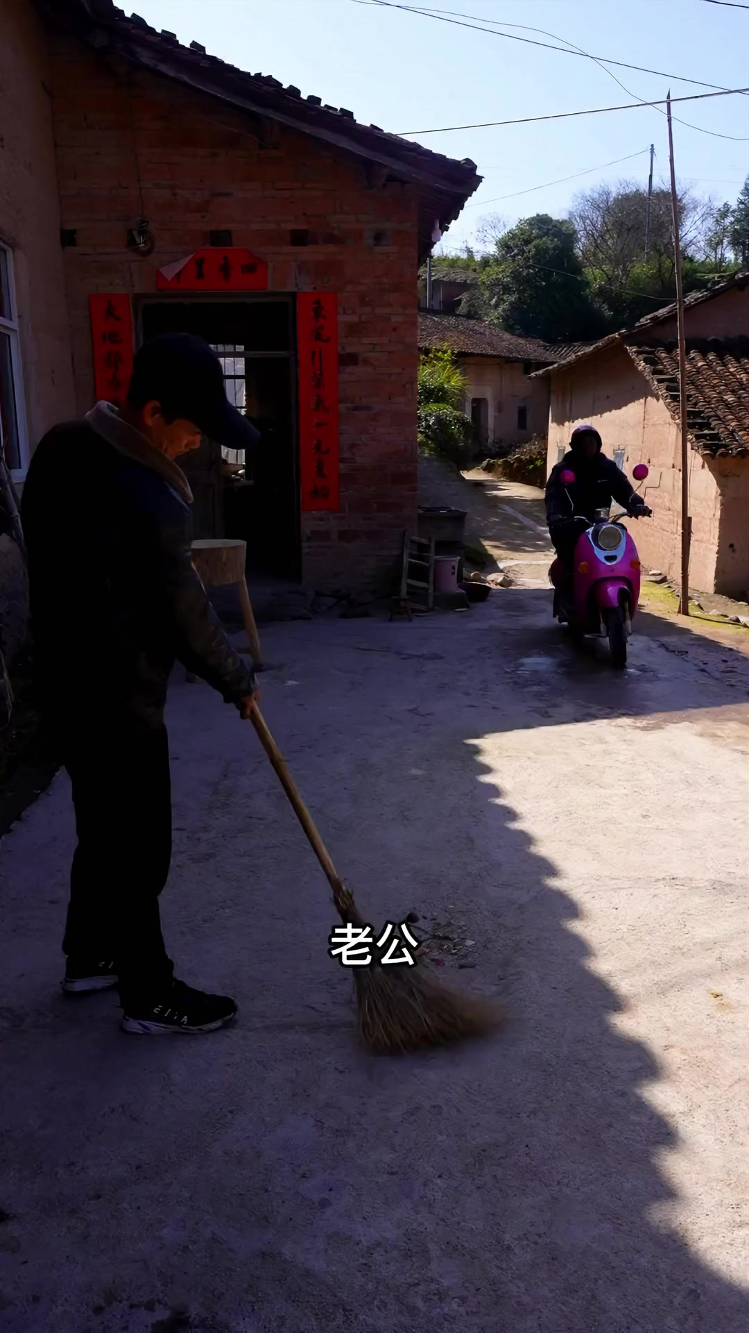 冬天很久没有吃烤鸭了，让老公抓只鸭子再用炭火慢烤大半天